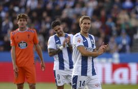 El delantero serbio del Leganés Darko Braanac (d) celebra tras marcar un gol durante el encuentro que disputan este domingo contra el Celta de Vigo en el estadio Municipal Butarque, correspondiente a la jornada 11 de LaLiga.