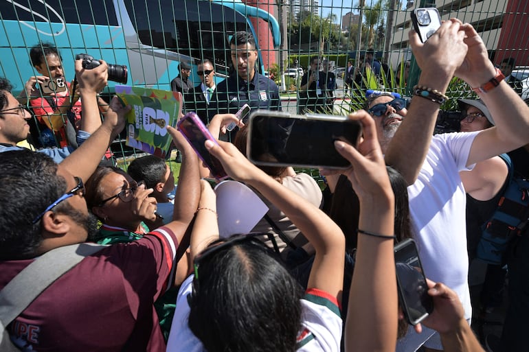 Un jugador iraní saluda a los aficionados en medio de videos y fotografías, en México.
