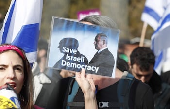 (ARCHIVO) Manifestantes durante una protesta antigubernamental junto al parlamento israelí en Jerusalén, el 13 de febrero de 2023. Activistas israelíes se movilizaban contra el recién formado gobierno del primer ministro Benjamin Netanyahu, en medio de informes sobre la intención de reformar el sistema judicial.