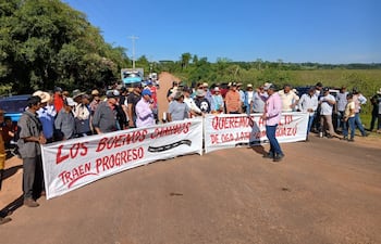 Pobladores de Borja y Mbuyapey se unieron para exigir un asfalto que una las comunidades.