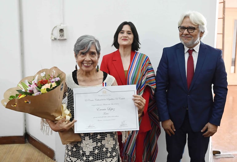 Erenia López es la Maestra del Arte 2025 en la categoría Teatro y posa con su reconocimiento.