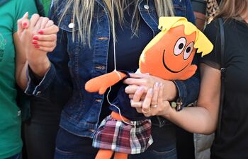 Ante el caso de un supuesto abuso sexual en un colegio privado en Lambaré surgieron varias manifestaciones de padres y adultos responsables de menores.