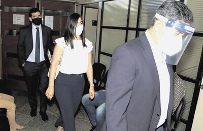 Justo Ferreira y su hija Patricia Ferreira Pascottini salen de la Fiscalía de Delitos Económicos, luego de una de las audiencias. Detrás de ellos se ve al abogado defensor José Dos Santos.