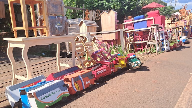 Coloridos juguetes y muebles de madera esperan a los Reyes Magos en el km 175 de la ruta PY02.