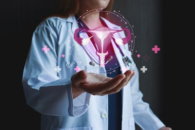 Médico sostiene un holograma de ovario, concepto de cáncer de cuello uterino, cáncer de ovario, quistes, tumor, SOP.