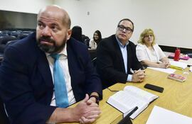 Carlos Granada en medio de sus abogados Álvaro Arias y Sandra Rodríguez. El exgerente de prensa del Grupo Alba Visión está acusado por supuestos hechos punibles contra la autonomía sexual.