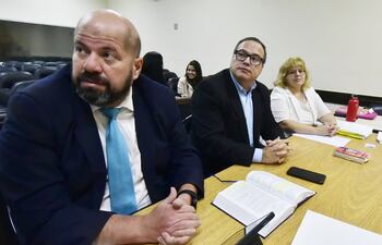 Carlos Granada, en juicio, junto con sus abogados Álvaro Arias y Sandra Rodríguez.