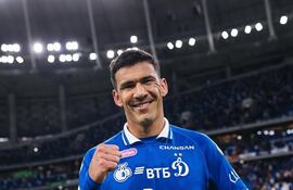 Fabián Balbuena, 33 años, celebra su gol para el Dínamo de Moscú.