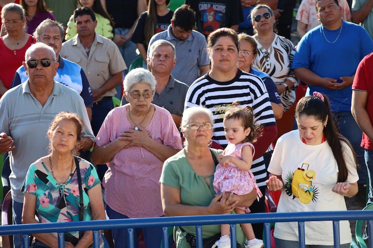 Como cada domingo, numerosos fieles participaron de la misa central en la Basílica de Caacupé.