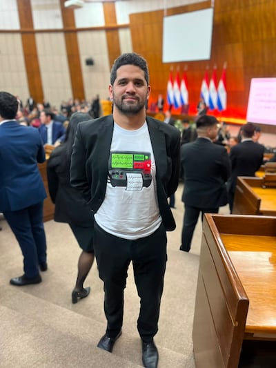 El diputado opositor Raúl Benítez llega a la sala de sesiones de con una remera con la imágen de un polígrafo.