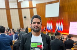 El diputado opositor Raúl Benítez llega a la sala de sesiones de con una remera con la imágen de un polígrafo.