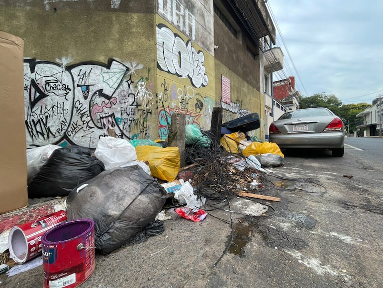 Vertedero irregular instalado en Caballero y Fulgencio R. Moreno.