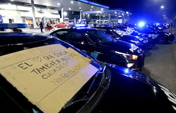 Fotografía que muestra vehículos de la policía durante una manifestación en reclamo a los incrementos salariales y mejores condiciones laborales este martes, en Rosario (Argentina). EFE/ Sebastián Granata