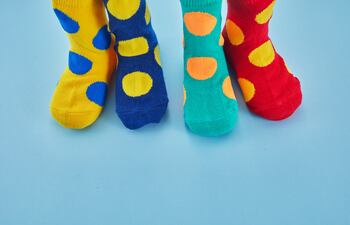 Medias dispares, concepto de Síndrome de Down.