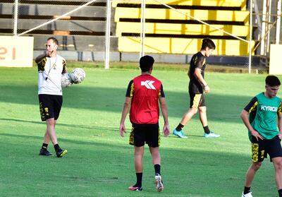 Lucas Bovaglio dando indicaciones a los futbolistas aurinegros durante la primera movilización en Dos Bocas.