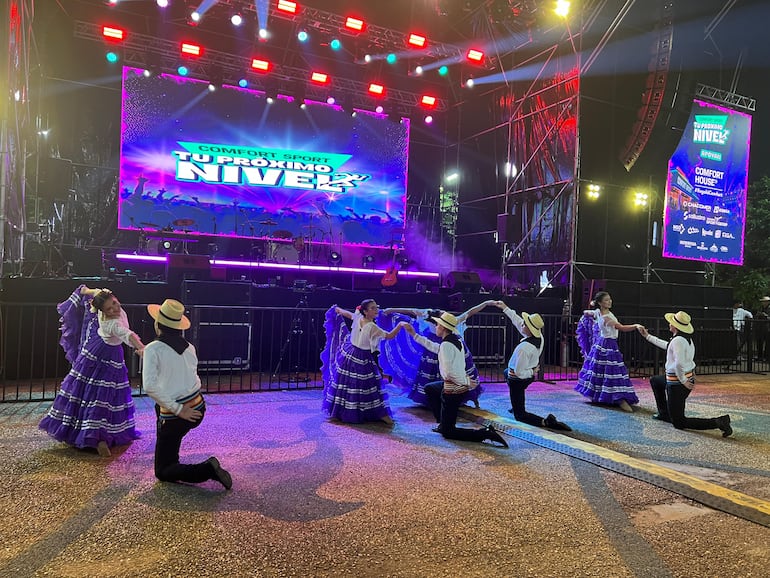 La inauguración se vivió en un ambiente de fiesta, con presentaciones de artistas locales y nacionales.