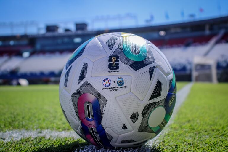La pelota del partido de Paraguay vs. Argentina por las Eliminatorias Sudamericanas 2026.