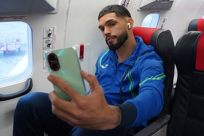 Omar Alderete se saca una selfie durante el vuelo a Barcelona, donde el Getafe enfrentará hoy al equipo de Xavi Hernández.