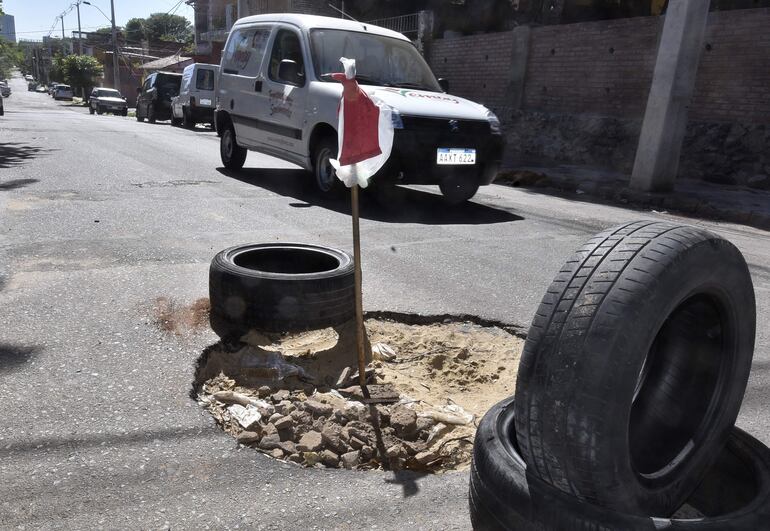 Pequeño cráter formado por un bache en la calle Kanonikoff casi Doctor Paiva, en el barrio San Antonio.