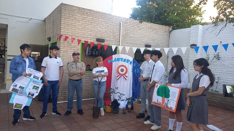 Vecinos y estudiantes de San Vicente iniciaron este lunes un plantatón, a 6 meses de la destrucción del Bosque San Vicente.