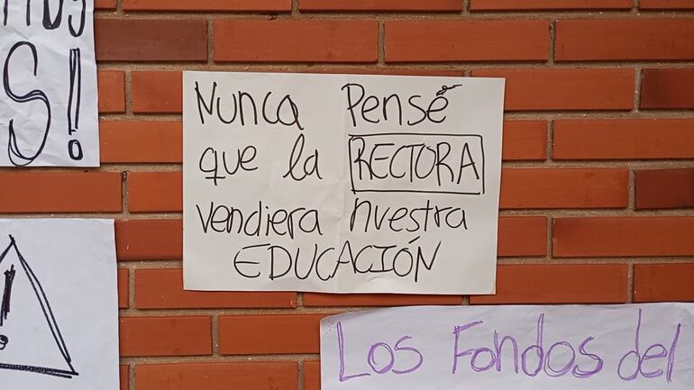 Con pancarta, los estudiantes universitarios critican a la rectora de la UNA, Zully  Vera, por "confiar en el Ministerio de Economía" para garantizar la cobertura del Arancel Cero.