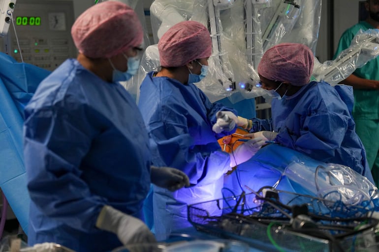 Esta fotografía, tomada el 3 de julio de 2026, muestra a enfermeras asistiendo en la extracción de una porción de pulmón, después de que el equipo utilizara el nuevo sistema quirúrgico asistido por robot Da Vinci 5, en el Hospital St Bartholomew, en Londres.