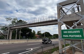 Retiran el ascensor de la pasarela peatonal de Pedrozo, un paso elevado exclusivo para peatones. Rutas del Este anuncia que se instalará un elevador nuevo.