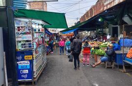 Los comerciantes del mercado 4 esperan a los clientes hoy pese al feriado.