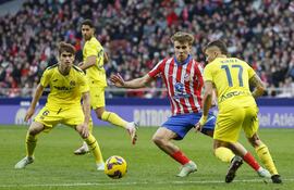 El centrocampista del Atlético de Madrid Pablo Barrios y el defensa del Villarreal Francisco Femenía, durante el partido de La Liga de la jornada 21 que disputan Atlético de Madrid y Villarreal, este sábado en el estadio Riyadh Air Metropolitano en Madrid.