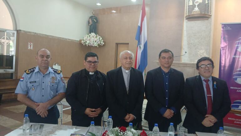 Participaron el jefe de Prevención de la Policía de Cordillera, Crio. Hugo Díaz; el rector de la Basílica, presbítero Rubén Ojeda; el obispo de Caacupé, monseñor Ricardo Valenzuela; el intendente de Caacupé, Diego Riveros; y Gustavo Ortiz, director general de Redes y Servicios.
