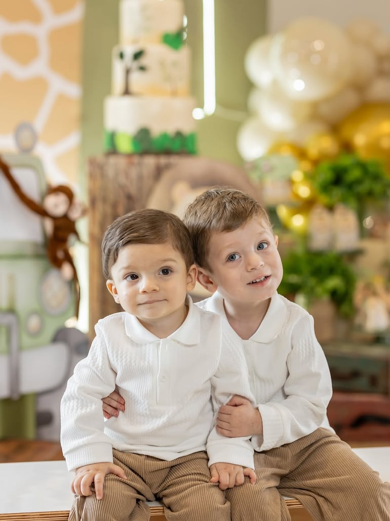 ¡Una postal llena de ternura! Milán con su hermanito mayor Baltazar. (Instagram/Flor Tomeo)