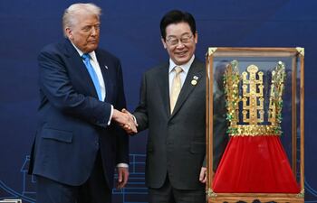 El presidente de Estados Unidos, Donald Trump (izq.), estrecha la mano del presidente de Corea del Sur, Lee Jae Myung, durante una ceremonia de entrega de altos honores, en la que Trump recibió una réplica de una corona usada por los reyes de Silla, en el Museo Nacional de Gyeongju, Gyeongju, el 29 de octubre de 2025.