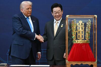 El presidente de Estados Unidos, Donald Trump (izq.), estrecha la mano del presidente de Corea del Sur, Lee Jae Myung, durante una ceremonia de entrega de altos honores, en la que Trump recibió una réplica de una corona usada por los reyes de Silla, en el Museo Nacional de Gyeongju, Gyeongju, el 29 de octubre de 2025.