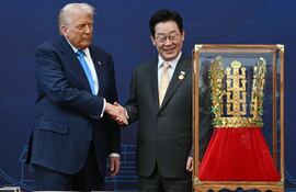 El presidente de Estados Unidos, Donald Trump (izq.), estrecha la mano del presidente de Corea del Sur, Lee Jae Myung, durante una ceremonia de entrega de altos honores, en la que Trump recibió una réplica de una corona usada por los reyes de Silla, en el Museo Nacional de Gyeongju, Gyeongju, el 29 de octubre de 2025.