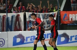 Los jugadores de Cerro Porteño festejan un gol en el partido ante Sportivo San Lorenzo por la segunda fecha del torneo Apertura 2026 de la Primera División de Paraguay en el estadio Erico Galeano, en Asunción, Paraguay.