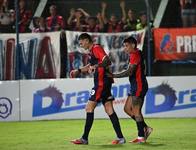 Los jugadores de Cerro Porteño festejan un gol en el partido ante Sportivo San Lorenzo por la segunda fecha del torneo Apertura 2026 de la Primera División de Paraguay en el estadio Erico Galeano, en Asunción, Paraguay.