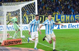 El paraguayo Clever Ferreira (d), futbolista de Atlético Tucumán, celebra un gol en el partido frente a Boca Juniors por los 16avos de final de la Copa Argentina 2025 en el estadio Único Madre de Ciudades, en Santiago del Estero, Argentina.