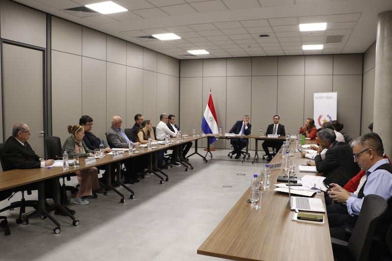 Representantes de gremios docentes, el ministro de Educación, Luis Ramírez y un alto funcionario del MEF, en reunión por el reajuste salarial esta mañana.