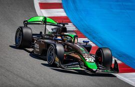 El piloto del AIX Racing Joshua Duerksen, de 21 años, buscará reponerse mañana en la “feature race.