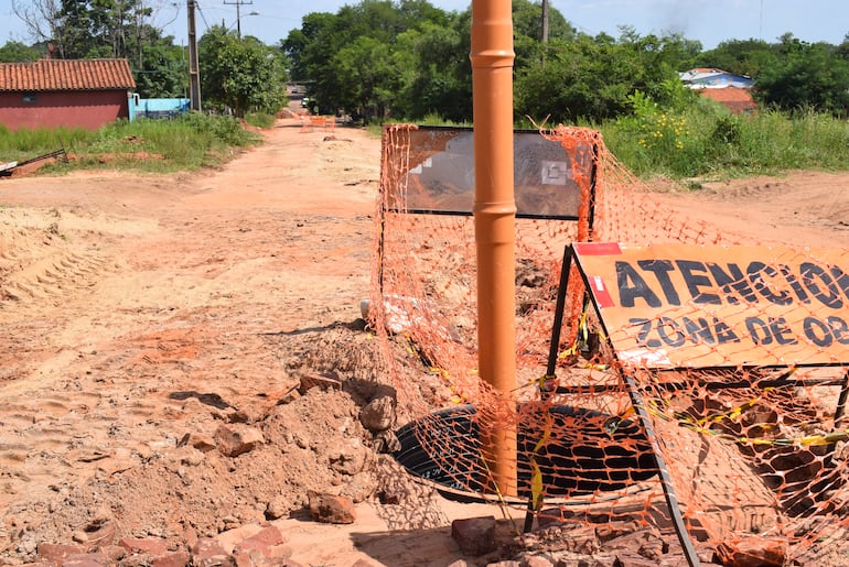 Falta de tapas, fabricadas en Brasil, retrasa la apertura de las calles.