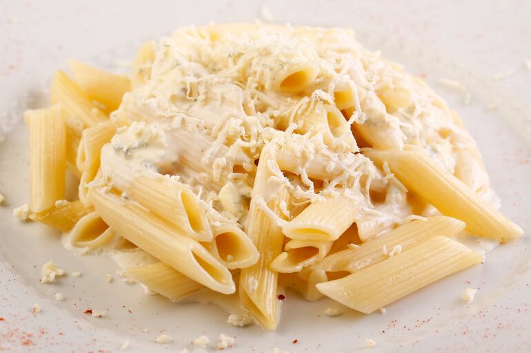 Mostaccioli a la crema de 5 quesos y hierbas frescas.