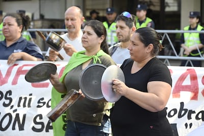 Cacerolazo frente a la Caja Central del IPS para exigir salarios dignos para enfermería.
