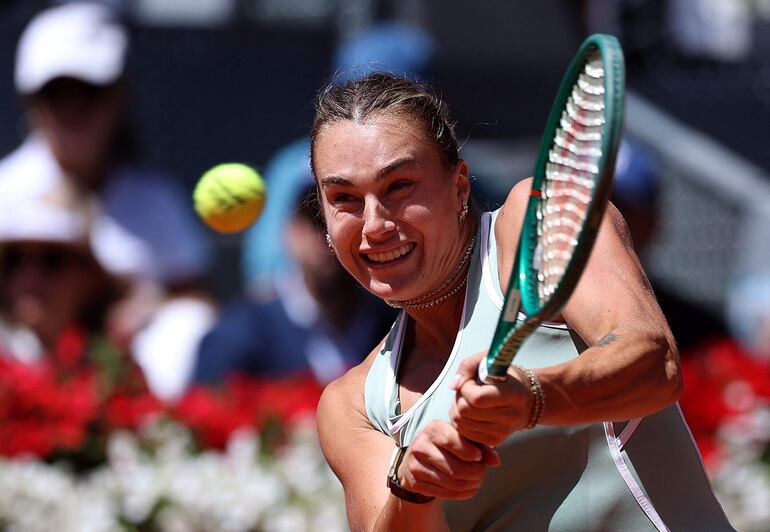 Sabalenka resiste y remonta al empuje de Osaka