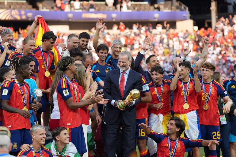 El rey Felipe VI de España y jugadores celebran con el trofeo del Mundial de la FIFA 2026, tras vencer a Argentina. (EFE/ Angel Colmenares)