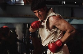 Escenas de la película 'Street Fighter' con actores en vestuario de combate, iluminados por luces urbanas.