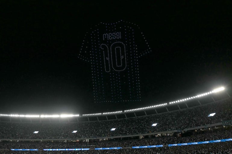 Un espectáculo de luces con drones que representa una camiseta de fútbol con el número 10 se ve sobre el estadio Mas Monumental al final del partido amistoso internacional de fútbol entre Argentina y Benín.