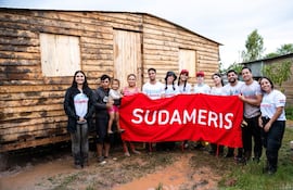 Colaboradores de Sudameris ayudaron en la construcción de viviendas de emergencia junto con Techo.