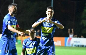 Al festejo de Alexis Sebastián Prieto se une el experimentado Santiago Salcedo, tras el gol en el triunfo del 12 de Junio de Villa Hayes,.