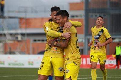 Aldo González celebra uno de sus dos goles con Pulvio Aranda, Ricardo Britos se suma el festejo. (Foto: APF)
