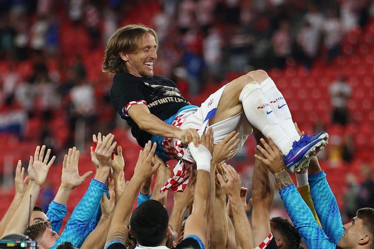 El centrocampista de Croacia, Luka Modric, es levantado en hombros por sus compañeros de equipo mientras celebran tras ganar el partido de fútbol del Grupo L de la Copa del Mundo 2026 entre Panamá y Croacia en el Toronto Stadium, en Toronto.